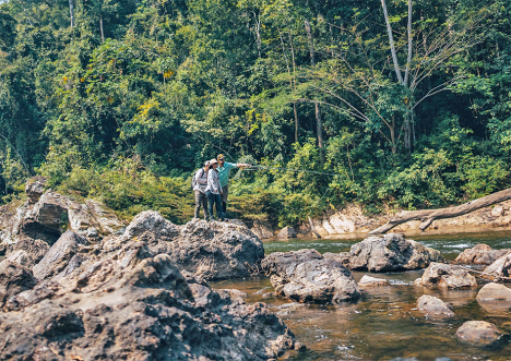 Guide pointing out fish at Tsimane's Sécure Lodge