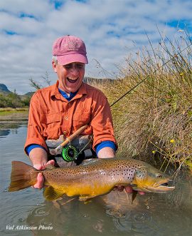 Mercer with a brown trout at El Saltamontes